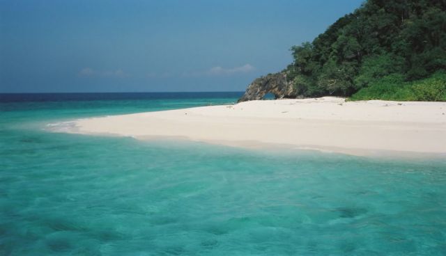 Eine unbewohnte Insel im Tarutao Marine National Park mit traumhaft weissem Strand