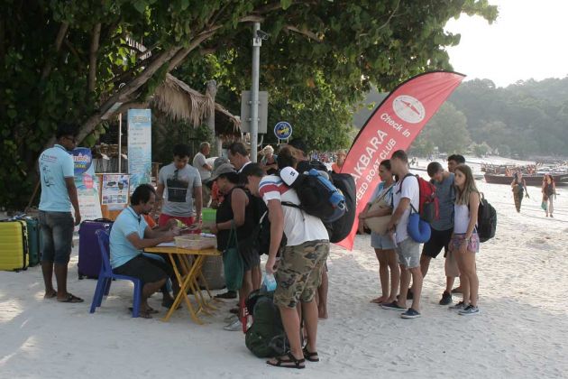 Verteilung der Reisenden auf die verschiedenen Boote am Ko Lipe Pier Verteilung der Reisenden auf die verschiedenen Boote am Ko Lipe Pier