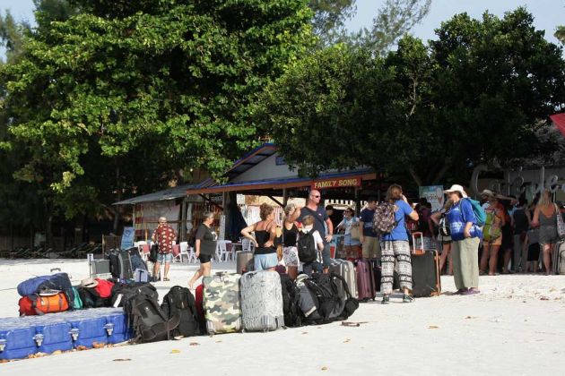 Verteilung der Reisenden auf die verschiedenen Boote am Ko Lipe Pier Verteilung der Reisenden auf die verschiedenen Boote am Ko Lipe Pier