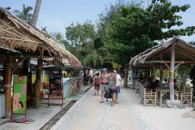 Promenade an der Ton Sai Bay auf Ko Phi Phi Don Promenade an der Ton Sai Bay auf Ko Phi Phi Don