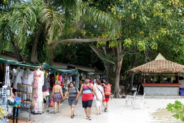 Promenade an der Ton Sai Bay auf Ko Phi Phi Don Promenade an der Ton Sai Bay auf Ko Phi Phi Don