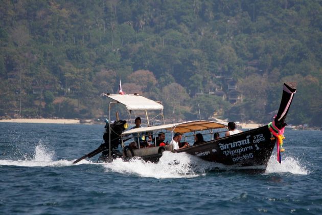 Ein Longtail-Boot vor Ko Phi Phi Leh