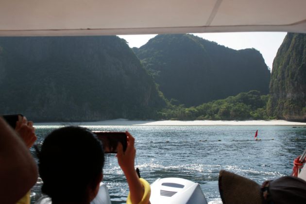 Der aus dem Hollywood-Film berühmte Beach kommt in Sicht - Ko Phi Phi Leh Der aus dem Hollywood-Film berühmte Beach kommt in Sicht - Ko Phi Phi Leh