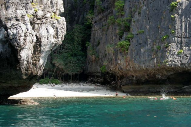 Eine keine Badebucht in der Maya Bay - Ko Phi Phi Leh Eine keine Badebucht in der Maya Bay - Ko Phi Phi Leh