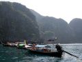 Longtail-Boote vor der Maya Bay - Ko Phi Phi Leh