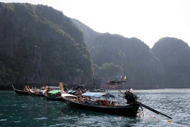 Longtail-Boote vor der Maya Bay - Ko Phi Phi Leh Longtail-Boote vor der Maya Bay - Ko Phi Phi Leh