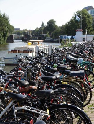 Fährräder vor der Anlegestelle der Rundfahrtboote am Verbindungskanal in Groningen