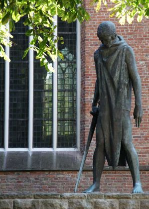 Statue Sint-Joris en de draak an der Martinikirche in Groningen Statue Sint-Joris en de draak an der Martinikirche in Groningen