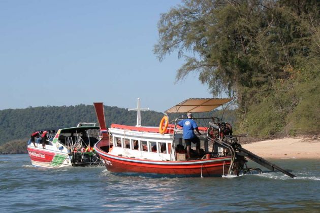 Ausfahrt der Boote vom Pier in Ao Nang bei Krabi