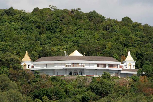 Ein Palast des thailändischen Königs südlich vom Khlong Muang Beach bei Ao Nang
