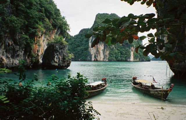 Der Strand auf Ko Lao Lading im Ko Hong Archipel, Than Bok Khorani Nationalpark - Dezember 2000 Der Strand auf Ko Lao Lading im Ko Hong Archipel, Than Bok Khorani Nationalpark - Dezember 2000
