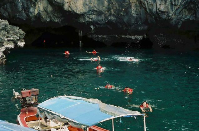 Der Eingang zur Smaragd-Höhle am Westufer der Insel Ko Mook - the Emerald Cave, Ko Muk, Thailand Der Eingang zur Smaragd-Höhle am Westufer der Insel Ko Mook - the Emerald Cave, Ko Muk, Thailand