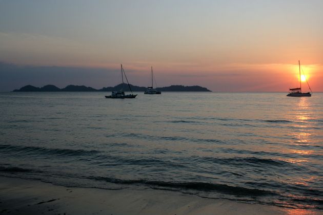 Ko Mook, Sonnenuntergang am Charlie Beach mit Blick auf die Insel Ko Kradan