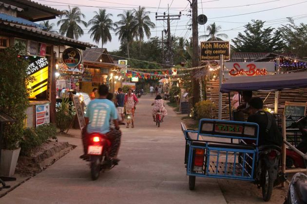Streetlife im Ko Mook Village - Andaman Sea, Thailand Streetlife im Ko Mook Village - Andaman Sea, Thailand