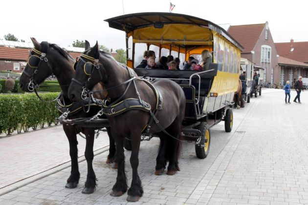 Langeoog - Planwagen für Feriengäste am Inselbahnhof Langeoog - Planwagen für Feriengäste am Inselbahnhof
