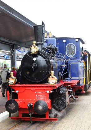 Borkumer Kleinbahn - die Dampflok ‘Borkum III’ vor dem Nostalgiezug mit der historischen Wagen-Garnitur