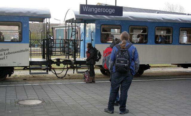 Nordseeinsel Wangeooge - auf dem Bahnsteig des Inselbahnhofs