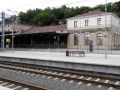 Der Hauptbahnhof von Jelenia Gora mit Direkt-Verbindungen nach Breslau und ins Riesengebirge