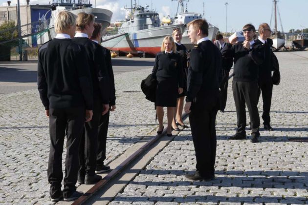 Estnische marine-Soldaten nach verlassen des Liniendampfers MS Katharina im Museumshafen des Estonia Maritime Museums