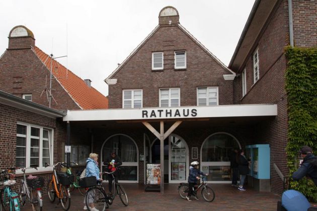 Langeoog - das Rathaus mit Tourist-Info an der Hauptstrasse Langeoog - das Rathaus mit Tourist-Info an der Hauptstrasse