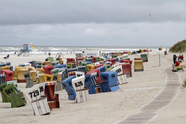Langeoog - der Strand mit Strandkörben und Nordseewellen Langeoog - der Strand mit Strandkörben und Nordseewellen