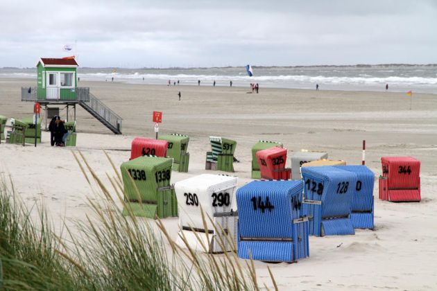 Langeoog - der Strand mit Strandkörben und Nordseewellen Langeoog - der Strand mit Strandkörben und Nordseewellen