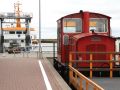 Langeoog - am Fähranleger der Inselschiffahrt, das Fährschiff und eine Schöma-Diesellok der Inselbahn