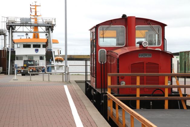 Langeoog - am Fähranleger der Inselschiffahrt, das Fährschiff und eine Schöma-Diesellok der Inselbahn Langeoog - am Fähranleger der Inselschiffahrt, das Fährschiff und eine Schöma-Diesellok der Inselbahn