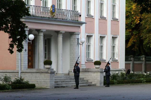 Das Portal mit der Wache des Amtssitzes des estnischen Präsidenten in einem Palais in Tallinn Kadriorg Das Portal mit der Wache des Amtssitzes des estnischen Präsidenten in einem Palais in Tallinn Kadriorg