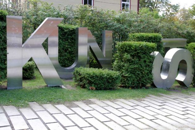 Skulptur vor dem Estnischen Kunstmuseum KUMU - Eesti kunstimuuseum Skulptur vor dem Estnischen Kunstmuseum KUMU - Eesti kunstimuuseum