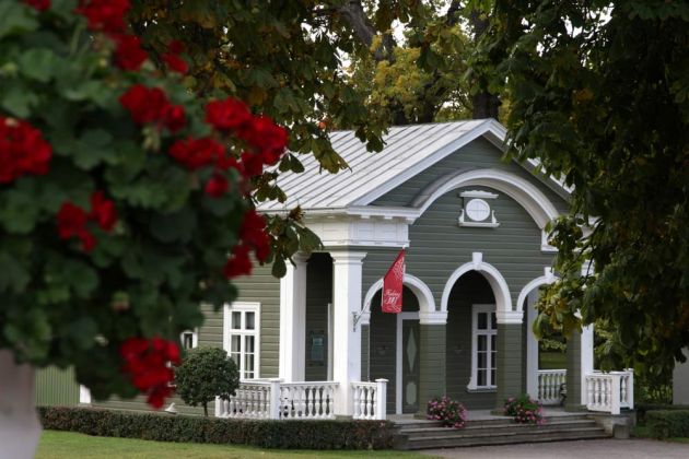 Die Neue Wache, Bibliothek und Parkmuseum - Tallinn Kadriorg Die Neue Wache, Bibliothek und Parkmuseum - Tallinn Kadriorg