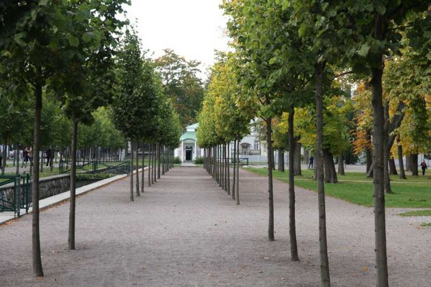 Allee an der Strasse Weizenbergi im Park Kadriorg, Kadrioru park Allee an der Strasse Weizenbergi im Park Kadriorg, Kadrioru park