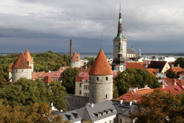 Der Blick über die untere Altstadt Tallinns vom Aussichtsplatz Patkul auf dem Domberg