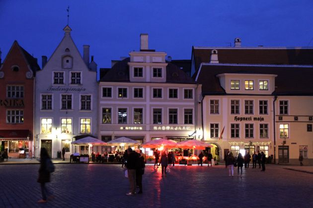 Der historische Rathausmarkt, die östlichen Fassaden - Tallinn