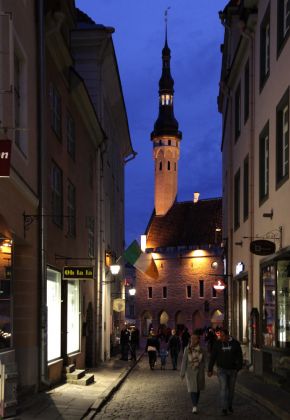 Tallinns historisches Rathaus aus der Dunkri-Strasse gesehen Tallinns historisches Rathaus aus der Dunkri-Strasse gesehen