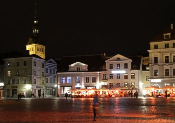 Fassaden am historischen Rathausmarkt mit der Nikolaikirche, Niguliste kirik, im Hintergrund - Tallinn Fassaden am historischen Rathausmarkt mit der Nikolaikirche, Niguliste kirik, im Hintergrund - Tallinn