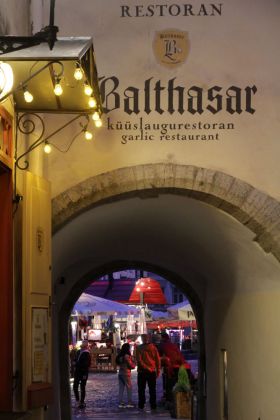 Der Weckengang zum Rathausmarkt von Tallinn Der Weckengang zum Rathausmarkt von Tallinn