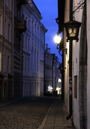 Altstadtgasse in Tallinn mit dem typischen Kopfsteinpflaster Altstadtgasse in Tallinn mit dem typischen Kopfsteinpflaster