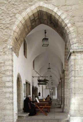 Tallinn, Rathausmarkt - die Arkaden des historischen Rathauses Tallinn, Rathausmarkt - die Arkaden des historischen Rathauses