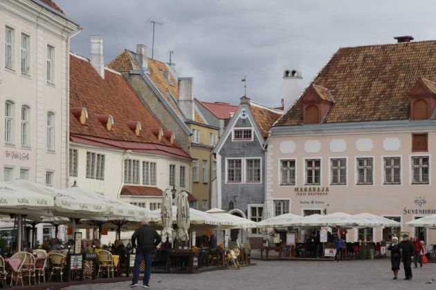 Tallin - der historische Rathausmarkt, die nordöstlichen Fassaden Tallin - der historische Rathausmarkt, die nordöstlichen Fassaden