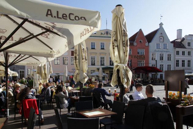 Aussen-Gastronomie am Rathausmarkt und östliche Fassaden - Tallinn Aussen-Gastronomie am Rathausmarkt und östliche Fassaden - Tallinn