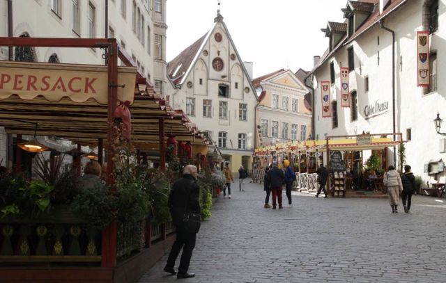 Tallinn, der Alte Markt, Vana turg, mit den Restaurants Peppersack und Olde Hansa Tallinn, der Alte Markt, Vana turg, mit den Restaurants Peppersack und Olde Hansa