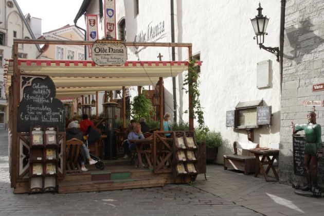 Tallinn, der Alte Markt, Vana turg,- Aussen-Gastronomie des Restaurants Olde Hansa Tallinn, der Alte Markt, Vana turg,- Aussen-Gastronomie des Restaurants Olde Hansa