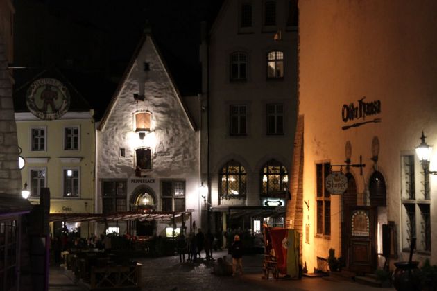 Tallinn, der Alte Markt, Vana turg, mit den Restaurants Peppersack und Olde Hansa Tallinn, der Alte Markt, Vana turg, mit den Restaurants Peppersack und Olde Hansa