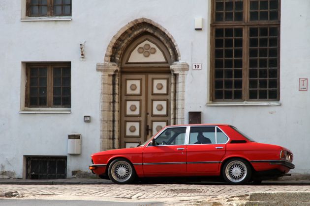 Historische Fassade mit BMW-Oldtimer in der Rüütli, der Ritterstrasse - Toompea, Tallins Domberg Historische Fassade mit BMW-Oldtimer in der Rüütli, der Ritterstrasse - Toompea, Tallins Domberg