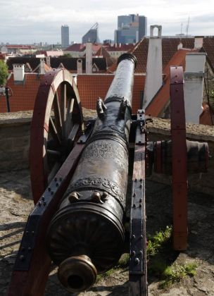 Eine historische Kanone im Garten des Dänischen Königs - Domberg, Tallinn Eine historische Kanone im Garten des Dänischen Königs - Domberg, Tallinn