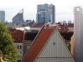 Blick über die Dächer der Altstadt zu den modernen Hochhäusern Tallinns - Kohtuotsa Aussichtsplattform auf dem Domberg