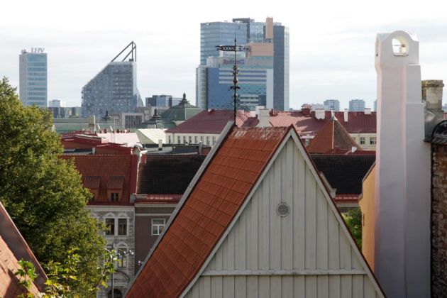 Blick über die Dächer der Altstadt zu den modernen Hochhäusern Tallinns - Kohtuotsa Aussichtsplattform auf dem Domberg Blick über die Dächer der Altstadt zu den modernen Hochhäusern Tallinns - Kohtuotsa Aussichtsplattform auf dem Domberg