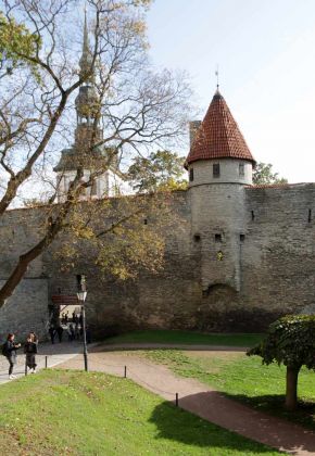 Die historische Stadtmauer Tallinns am Kommandantengarten - Toompea, Domberg Die historische Stadtmauer Tallinns am Kommandantengarten - Toompea, Domberg