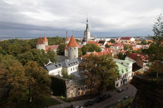 Tallinn - Blick vom Patkul-Aussichtspunkt des Dombergs auf die Untere Altstadt Tallinns Tallinn - Blick vom Patkul-Aussichtspunkt des Dombergs auf die Untere Altstadt Tallinns